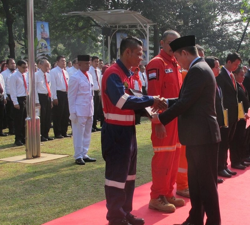 Pimpin Upacara HUT Pertambangan Dan Energi Ke-73, Menteri Jonan ...